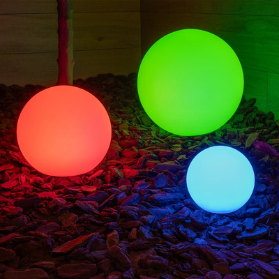 GLOBOSTAR® AQUAGLOW 71474 Μοντέρνο Φωτιστικό Κήπου Μπάλα με IR Ασύρματο Χειριστήριο LED 3W 240lm 360° DC 5V με USB-C με Ενσωματωμένο Φωτοβολταϊκό Panel 6V 1W & Επαναφορτιζόμενη Μπαταρία Li-ion 3.7V 2x18650 1400mAh Αδιάβροχο IP54 Πολύχρωμο RGBW Dimmable - Sanan SMD Chip - Γαλακτερό Λευκό - Μ25 x Π25 x Υ25cm - 2 Χρόνια Εγγύηση