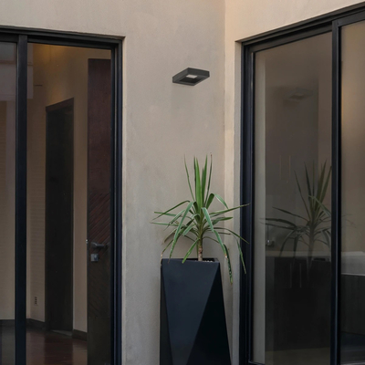 kelvo® AURA KLV-101-0116 Μοντέρνο Φωτιστικό Τοίχου - Απλίκα LED 7W 875lm 45° AC 220-240V Αδιάβροχο IP65 Θερμό Λευκό 2700K - Bridgelux COB Chip & TÜV SÜD Driver - Μαύρο Ματ - Μ13 x Π15 x Υ4.5cm - 5 Χρόνια Εγγύηση