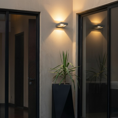 kelvo® AURA KLV-101-0117 Μοντέρνο Φωτιστικό Τοίχου - Απλίκα LED 7W 875lm 45° AC 220-240V Αδιάβροχο IP65 Θερμό Λευκό 2700K - Bridgelux COB Chip & TÜV SÜD Driver - Γκρι Ανθρακί Ματ - Μ13 x Π15 x Υ4.5cm - 5 Χρόνια Εγγύηση