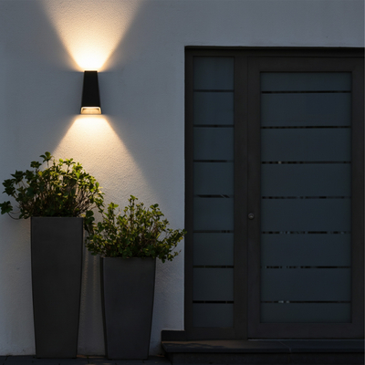 kelvo® FLUX KLV-101-0119 Μοντέρνο Φωτιστικό Τοίχου - Απλίκα LED 6W 750lm 30° AC 220-240V Αδιάβροχο IP65 Θερμό Λευκό 2700K - Bridgelux COB Chip & TÜV SÜD Driver - Μαύρο Ματ - Μ5 x Π8.5 x Υ17cm - 5 Χρόνια Εγγύηση