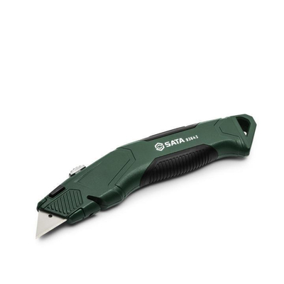 Η λεπίδα επανέρχεται αυτόματα...
Λεπίδες SK2 διαθέσιμες για μεγαλύτερη διάρκεια ζωής της λεπίδας.
Μοναδική διπλή υλική, ανατομικά σχεδιασμένη λαβή άνεσης.
Ιδανική για επαναλαμβανόμενες κοπές.
Περιλαμβάνει 5 εφεδρικές λεπίδες που αποθηκεύονται μέσα στο
σώμ