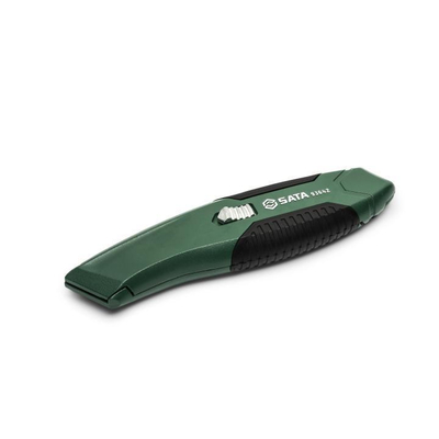 Η λεπίδα επανέρχεται αυτόματα.
Λεπίδες SK2 διαθέσιμες για μεγαλύτερη διάρκεια ζωής της λεπίδας.
Μοναδική διπλή υλική, ανατομικά σχεδιασμένη λαβή άνεσης.
Ιδανική για επαναλαμβανόμενες κοπές.
Περιλαμβάνει 5 εφεδρικές λεπίδες που αποθηκεύονται μέσα στο
σώμα.