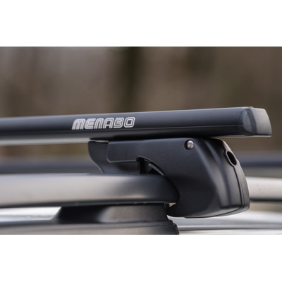 MENABO ΜΠΑΡΕΣ ΟΡΟΦΗΣ ΑΛΟΥΜΙΝΙΟΥ SHERMAN BLACK 120 cm ΣΕ ΜΑΥΡΟ ΧΡΩΜΑ ΓΙΑ Esemka Rajawali 5 doors 2008>2013 ΜΕ RAISED RAILS (Παράλληλες Μπάρες με Κενό) - 2 ΤΕΜ. (12280/MB)