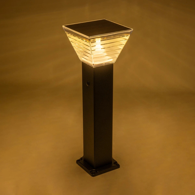 GLOBOSTAR® VEGGIE 90524 Φωτιστικό Κολωνάκι Κήπου LED 10W 500lm 120° με Ενσωματωμένο Φωτοβολταϊκό Panel 6V 2W & Επαναφορτιζόμενη Μπαταρία Li-ion 3.2V 6000mAh με Αισθητήρα Ημέρας-Νύχτας Αδιάβροχο IP65 All in One CCT 6000K-4500K - Sanan SMD Chip - Μαύρο - Μ19.5 x Π19.5 x Υ60cm - 2 Χρόνια Εγγύηση