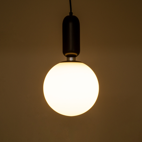 GloboStar® ESTETICO 61495 Μοντέρνο Κρεμαστό Φωτιστικό Μπάλα Μονόφωτο 1 x E27 IP20 Λευκό Γυαλί με Μαύρο Μέταλλο - Μ20 x Π20 x Υ38cm
