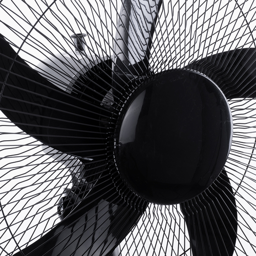 GloboStar® SOLARE-FAN 85358 Solar Fan Αυτόνομος Ηλιακός Επιδαπέδιος Ανεμιστήρας 25W 2 Λειτουργιών Ρεύματος με AC 220-240V ή με Φωτοβολταϊκό Panel 9V 15W & Επαναφορτιζόμενη Μπαταρία Li-ion 7.4V 6000mAh - 12 Ταχύτητες - Ασύρματο Χειριστήριο - Ενσωματωμένο USB 2.0 Charger Συσκευών - IP20 - Μ44 x Π37.5 x Υ132cm - Μαύρο - 2 Years Warranty
