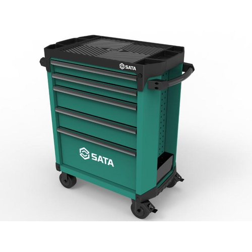 Εργαλειοφοριαμός με 5 συρτάρια. Το σύστημα ασφαλείας επιτρέπει ενα συρτάρι την φορά να είναι ανοιχτό. Τα συρτάρια δεν ανοίγουν ενώ το καρότσι βρίσκεται σε κίνηση. Συρτάρια πλήρως ανοικτά (100%). Ενισχυμένη επιφάνεια εργασίας ABS με στρογγυλεμένες άκρες και δίσκους για μικρά εξαρτήματα. Εκτός κέντρου ενσωματωμένο σύστημα κεντρικού κλειδώματος. Εργονομικές χειρολαβές διπλής όψης για εύκολη μετακίνηση. Σώμα καροτσιού από χάλυβα πάχους 1,2 mm για αντοχή και
ανθεκτικότητα. Πλευρικά τοιχώματα με ενσωματωμένους πάγκους για την τοποθέτηση ποικίλων εξαρτημάτων. Περιλαμβάνει 2 υποδοχές μπουκαλιών - μία για κάθε πλευρά (ΜxΠxΥ: 253x71x109 mm). Τροχοί βαρέως τύπου με 2 σταθερές και 2 περιστρεφόμενες κατά 360° με φρένα. Κάθε βάση συρταριού προστατεύεται από επενδύσεις συρταριών EVA 2mm. Ανθεκτικό βιομηχανικό φινίρισμα που προστατεύει από γρατζουνιές και φθορές. Μαύρο πλαίσιο συρταριών από αλουμίνιο. Αντοχή συρταριών 45 kg. Συνολική αντοχή 800 kg. Μέγεθος συρταριού (LxW) 578x408 mm. Ταιριάζει σε όλους τους αρθρωτούς δίσκους PVC και σε όλους τους δίσκους EVA. Μήκος 945mm, Πλάτος 479mm,Ύψος 999mm. / ST95112G