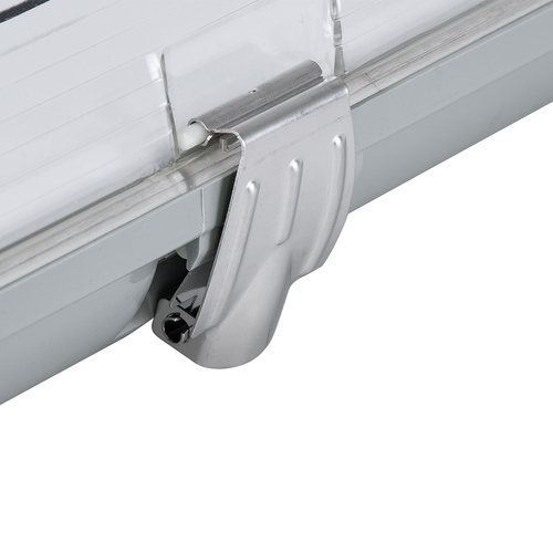 GLOBOSTAR® VIGAS 90610 Γραμμικό Βιομηχανικό Φωτιστικό Σκαφάκι Tri-Proof με Μεταλλικά Clips για 1 x Λάμπα T8 G13 60cm Τύπου Φθορίου LED Τροφοδοσίας Ενός Άκρου 120° AC 220-240V Αδιάβροχο IP65 - Γκρι με Διάφανο Κάλυμμα Πλαστικό PC - Μ66 x Π8 x Υ8cm