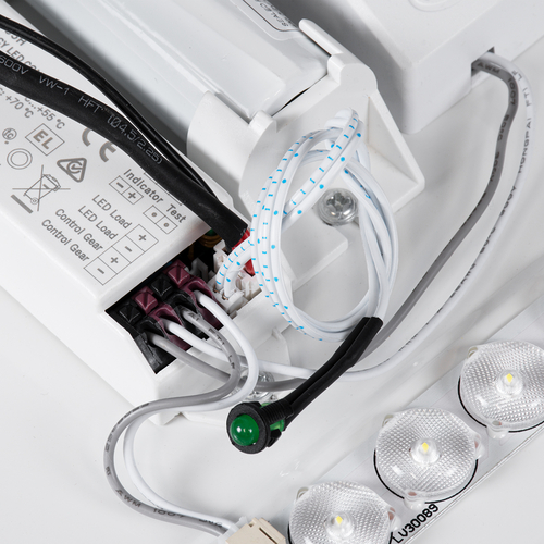 GLOBOSTAR® EMERGANO 60993 Φωτιστικό Πλαφονιέρα Οροφής με Ενσωματωμένο Σύστημα Emergency Li-ion 3450mAh/12.8Wh με Αυτονομία 3hrs LED 30W 2850lm 120° AC 220-240V Αδιάβροχο IP54 Φυσικό Λευκό 4500K - Lumileds SMD Chip - Λευκό Γαλακτερό - Μ38 x Π38 x Υ5.3cm - 3 Χρόνια Εγγύηση