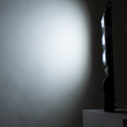 GLOBOSTAR® STREETB 85343 Φωτιστικό Δρόμου LED 90W 4500lm 120° DC 5V με Ενσωματωμένο Φωτοβολταϊκό Panel 6V 12W & Επαναφορτιζόμενη Μπαταρία Li-ion 3.2V 12000mAh με Αισθητήρα Κίνησης-Ημέρας-Νύχτας Αδιάβροχο IP65 Ψυχρό Λευκό 6000K - Μαύρο - Μ24 x Π63 x Υ6cm - 2 Χρόνια Εγγύηση