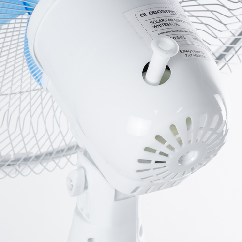 GloboStar® SOLARA-FAN 85355 Solar Fan Αυτόνομος Ηλιακός Επιδαπέδιος Ανεμιστήρας 25W 2 Λειτουργιών Ρεύματος με AC 220-240V ή με Φωτοβολταϊκό Panel 9V 12W & Επαναφορτιζόμενη Μπαταρία Li-ion 7.4V 4400mAh - 3 Ταχύτητες - Ενσωματωμένο USB 2.0 Charger Συσκευών - IP20 - Μ44 x Π37.5 x Υ132cm - Λευκό & Μπλε - 2 Years Warranty