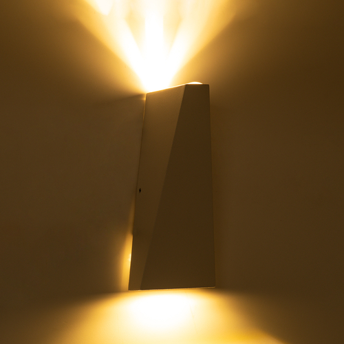 GLOBOSTAR® TRIANDE 60551 Μοντέρνο Φωτιστικό Τοίχου - Απλίκα LED 10W 1150lm 5°/60° AC 220-240V Αδιάβροχο IP65 Θερμό Λευκό 2700K - Bridgelux COB Chip & TÜV SÜD Driver - Λευκό Ματ - Μ8.5 x Π8.5 x Υ20cm - 5 Χρόνια Εγγύηση