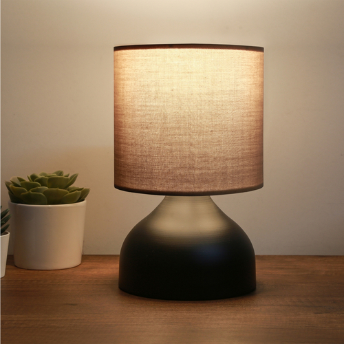 GloboStar® RUBIK 204-0060 Μοντέρνο Eπιτραπέζιο Φωτιστικό Πορτατίφ Μονόφωτο 1 x E27 IP20 Μαύρο Μέταλλο με Καφέ Ύφασμα - Μ19 x Π19 x Υ30cm