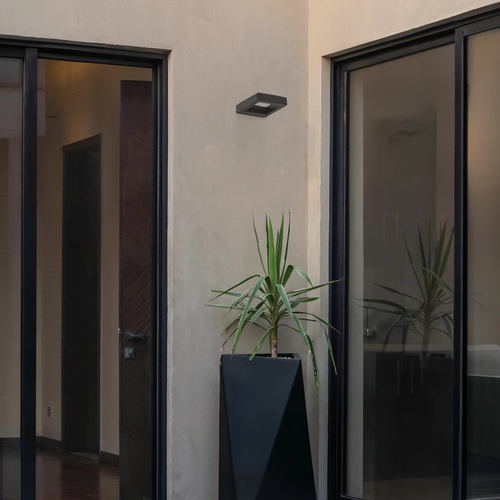 kelvo® AURA KLV-101-0116 Μοντέρνο Φωτιστικό Τοίχου - Απλίκα LED 7W 875lm 45° AC 220-240V Αδιάβροχο IP65 Θερμό Λευκό 2700K - Bridgelux COB Chip & TÜV SÜD Driver - Μαύρο Ματ - Μ13 x Π15 x Υ4.5cm - 5 Χρόνια Εγγύηση